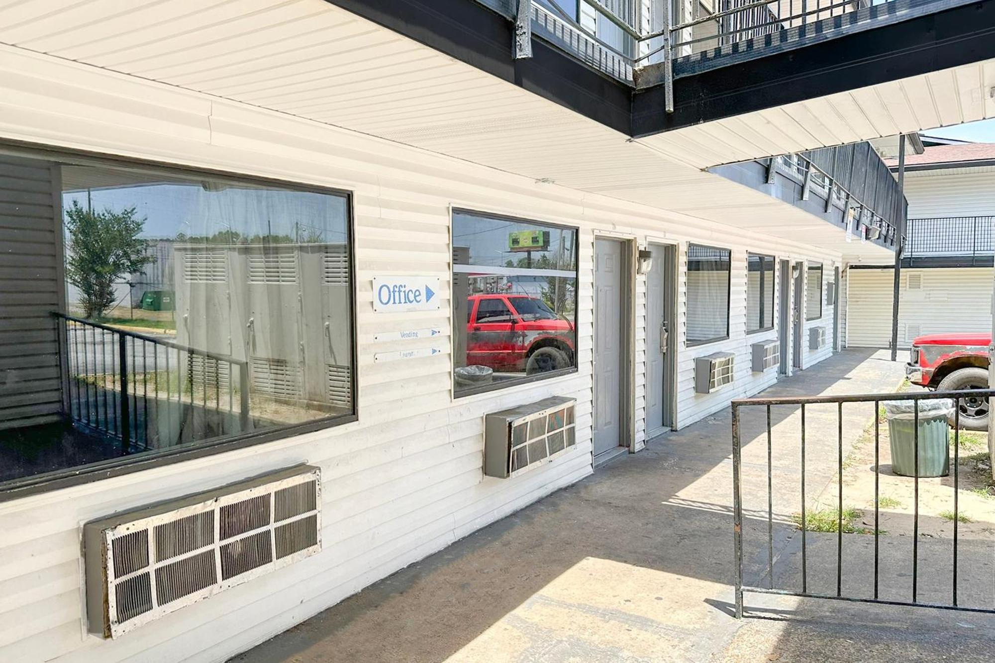 Luxury Inn By Oyo Albany Exteriör bild